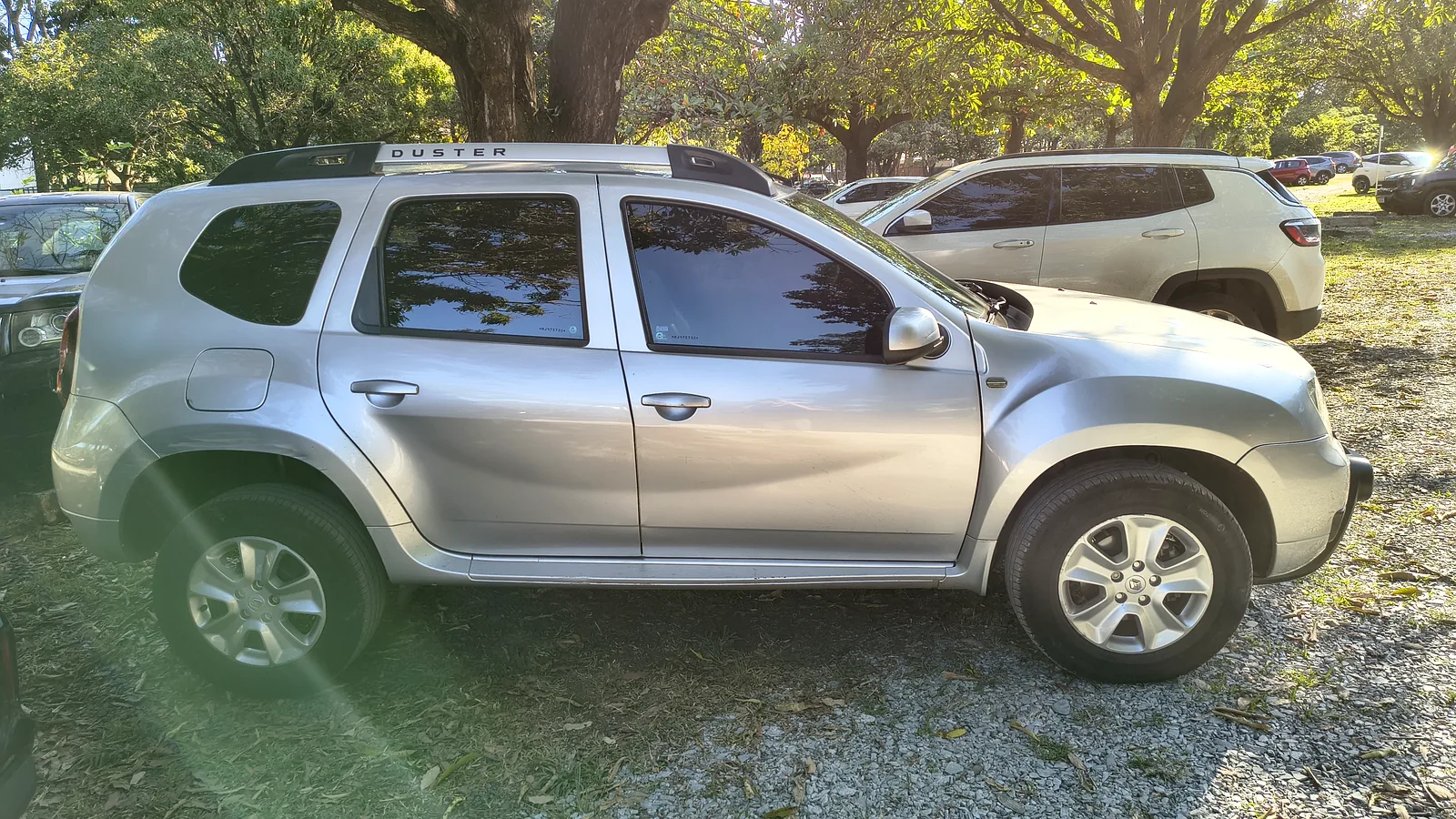 Renault Duster prata de lado