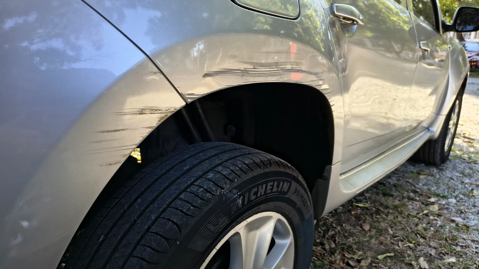 Detalhe lateral e pneu